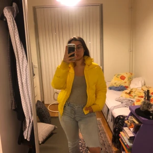 Gul pufferjacket från Zoul - En gul pufferjacket från märker Zoul. Använda några gånger och har några fläckar som man kan se på bild tre men det går enkelt att tvättas bort. Annars är det allmänt i fint skick.
