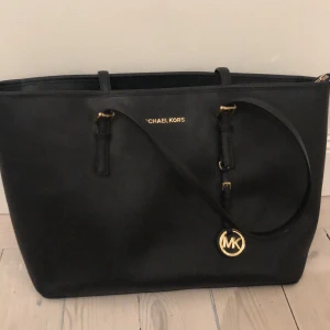 Michael kors  - Hej säljer denna väska för har aldrig andvänds. Högsta bud får den. Köparen står för frakt 🥰🥰