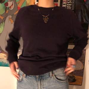 Lila sweater från weekday i storlek S. Kontakta mig vid intresse, frakt tillkommer eller mötas på Södermalm:)