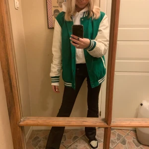 Collegejacka strl SMLXL  - Säljer denna galet snygga collegejacka med läderärmar!!😭😭😭😭😍😍strl xl men sitter jättenajs på mig som är xs/s🤟så passar xs-xl beroende på hur man vill att den ska sitta❤️❤️❤️först till kvarn gäller😁😁