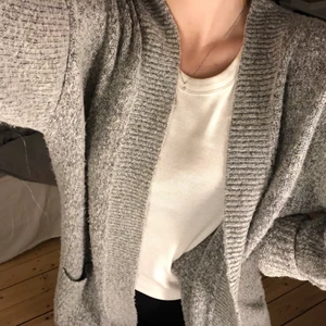 Kofta - Grå kofta som jag köpt på Gina för flera år sedan. Knappt använd. Frakt tillkommer på 66kr/45kr beroende på om det ska vara spårbart eller ej.