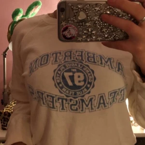 Vit sweatshirt vintage - Vintage sweatshirt. Vit med blå text