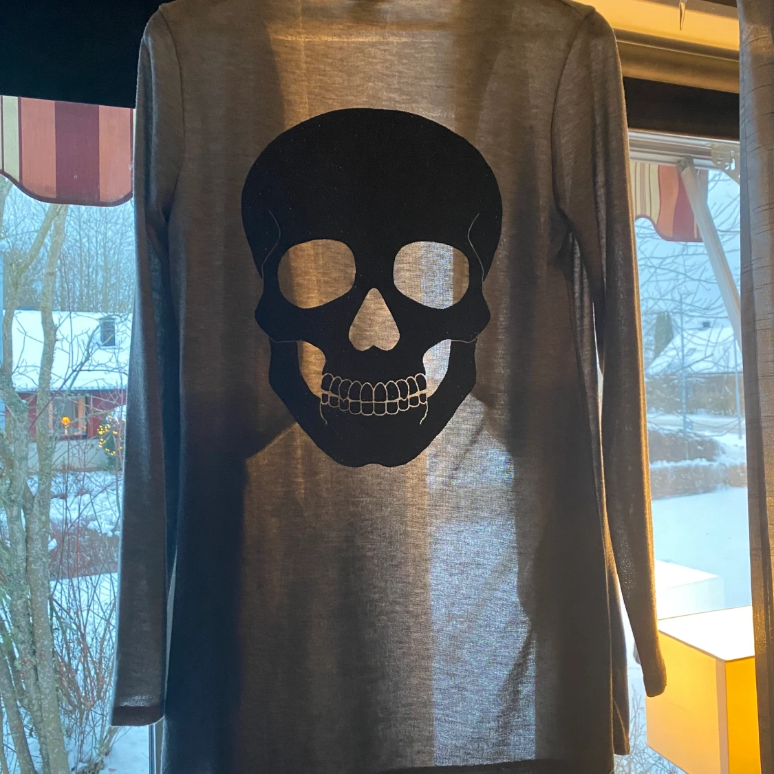 Grå kofta med svartglittrig dödskalle på ryggen - 90