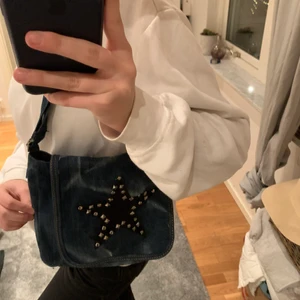 väska men stjärna  - Såå cool väska i jeans med en stjärna på av nitar, jättefint skick 