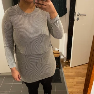 Randig klänning med fastsydd tröja och en något öppen rygg - Köpt på Topshop. Använt skick men såå bra kvalitet att den kan användas i många år till.