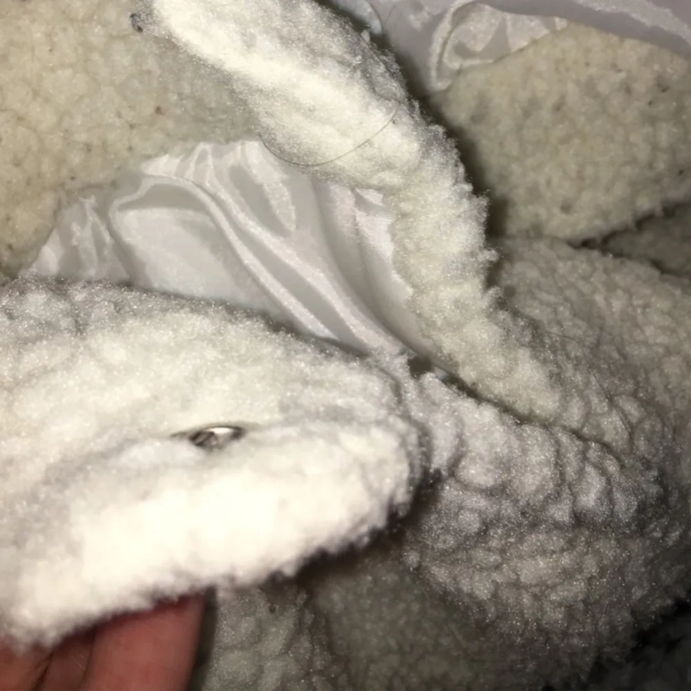 Super fin teddy jacka använd en vinter kort och slutar vid börja av Jensen går inte att knäppa i ärmarna då knappar låsnat säljs då den inte blivit använda på ett tag köparen står för frakten sitter som en xs/s. Jackor.