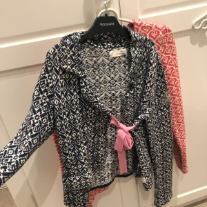 Odd Molly  - Två odd Molly koftor i rosa och blå. 