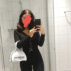 Superfin topp från Monki🥀 - Skitfin topp från Monki i storlek S som man kan knäppa lite hur man vill. Använt 2 gånger och den är sjukt fin på!🥰
