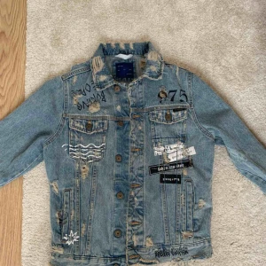  - Riven jeansjacka från Zara Man som är unisex. PRISET KAN DISKUTERAS VID SNABB AFFÄR💕