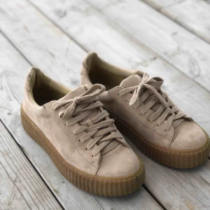  - Snygga skor i beige färg. Storlek 39. Använda men fortfarande fint skick. Kan skickas, köparen står för frakten. Hämtas i Onsala.