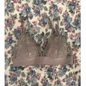  - En bekväm, grå spetsbh, köpt från Lindex! Nypris: 249 kr. Den är bygellös och har justerbara axelband. Storlek XS. Säljer pga för lite användning! Färgen är rätt på andra bilden. Betalas med Swish och varan är FRAKTFRI😁 