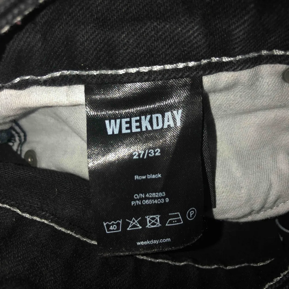 Säljer mina svarta straight jeans med vita sömmar i modellen Row från weekday. Storlek 27/32. Använd ett fåtal gånger men är i bra skick. Svaga vita streck på men syns knappt. Frakten ingår. priset är ej diskuterbart. Ingen returrätt.. Jeans & Byxor.