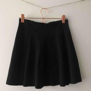 Svart kjol i tenniskjol-modell köpt från Brandy Melville. Superfint skick och passar perfekt till hösten! 💞 Köparen står för frakt. 