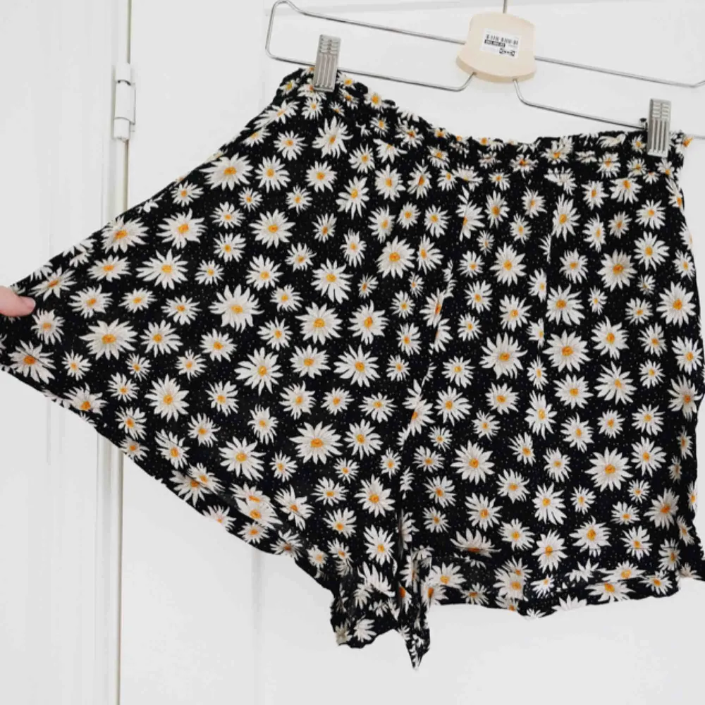Blommiga shorts med härligt flow, väldigt sparsamt använda. Priset är inklusive frakt!. Shorts.