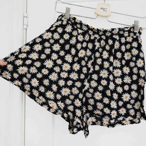 Blommiga shorts med härligt flow, väldigt sparsamt använda. Priset är inklusive frakt!