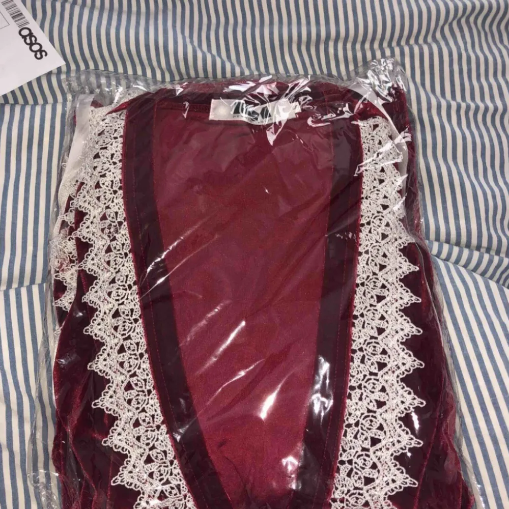Pyjamas set från dennismaglic I färgen röd. Helt oöppnad samt oanvänd. Originalpris: 800kr. Övrigt.