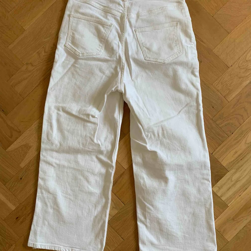 Vita jeans från other stories i storlek 26, nästan aldrig använda, är lite för stora i midjan för mig, men sköna i stretch! Frakt ingår 🤗. Jeans & Byxor.