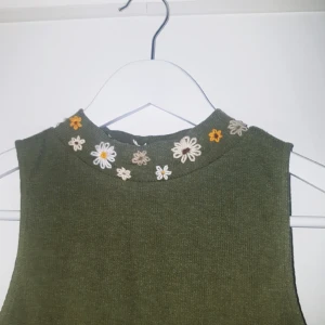  - Supersött ribbat pololinne med broderade blommor. Frakt 18 kr ❤