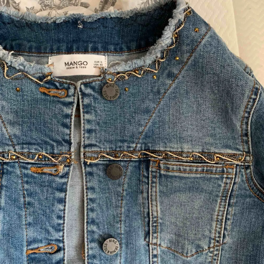 Cool jeansjacka från mango! Snygga detaljer som gör jackan lite mer speciell😇 använd en gång, köparen står för frakt . Jackor.