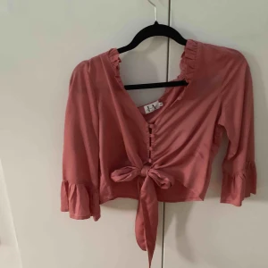  - Blus från Linn Ahlborg x NA-KD. Aldrig använd. Storlek 36. Frakt tillkommer!