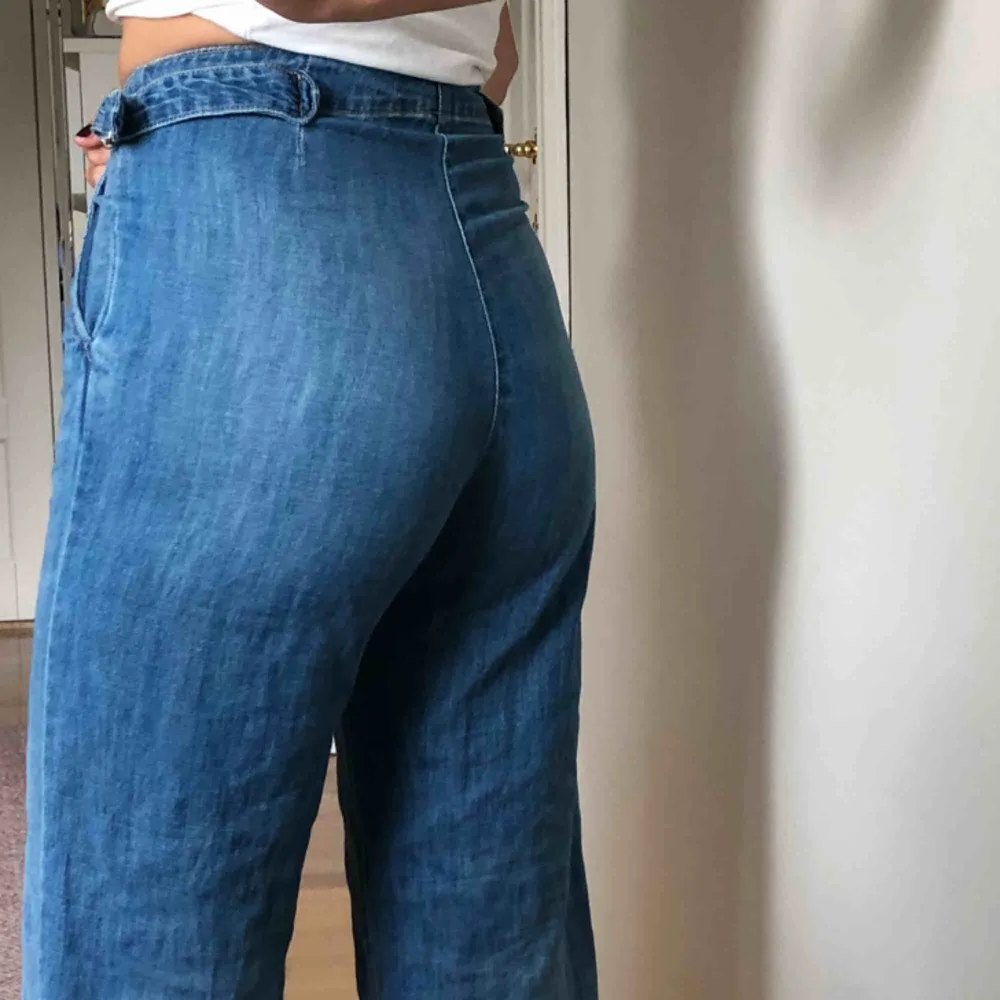 Breda vintage byxor. Otroligt sköna och sitter bra! Säljer pågrund utav att de är förkorta, jag är 172 cm lång.. Jeans & Byxor.