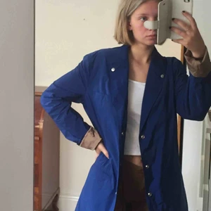  - Klarblå jacka/kappa från J.Lindeberg. Perfekt i höstvindarna! Står storlek L. Sitter på mig på bilden (som är S) och det passar bra de också. Superfint skick! Möts på södermalm. Frakt tillkommer! 💙💙💙