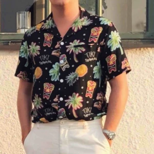  - Skjorta från Nikben menswear i stl S använd 2 gånger (första bilden är inte min🙋🏼‍♂️)   Cond. 9/10 och köpt för 1299kr på Vallgatan 12 i GBG. Kan mötas upp eller så står köparen för frakt 🥰