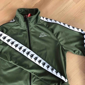  - Fin grön kappa zip-hoodie, aldrig använd, storlek medium.  Kan mötas upp i Stockholm eller frakta men du står isf för frakten!🙌🏼