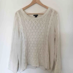  - Stickad tröja som passar lika bra på en L som oversize på någon med mindre strl! Kan skickas (köpare betalar frakt) eller så kan jag mötas upp i Uppsala!