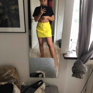  - Helt oanvänd gul kjol i läderimitation från Zara. Köpt för 300 kr. Sitter perfekt. 