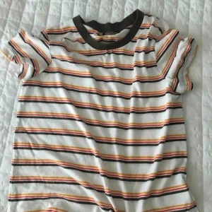  - finfin randig tshirt från bik bok :) toppskick. ganska lång så skulle passa XS-M