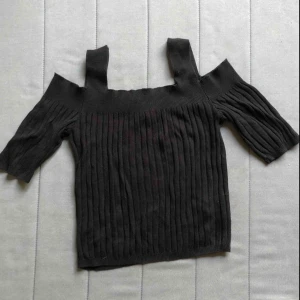  - Fin topp från Monki med bara axlar och ribbat tyg. Fint oanvänt skick!