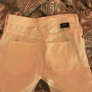  - Vita supersköna jeans från Dr. Denim, för små nu och hann nog bara använda dom mindre än 5 gånger så verkligen samma skick som vanliga! Ordinarie pris ligger på 499kr