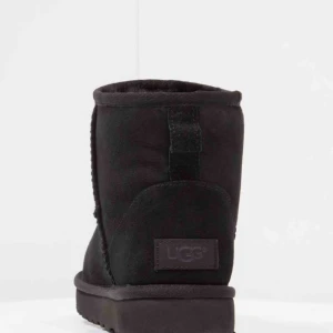  - UGGS Classic mini i färgen svart. Använda en vinter så har mer att ge. Fynda vinterns bästa skor! Storlek 36 men kan passa 37 