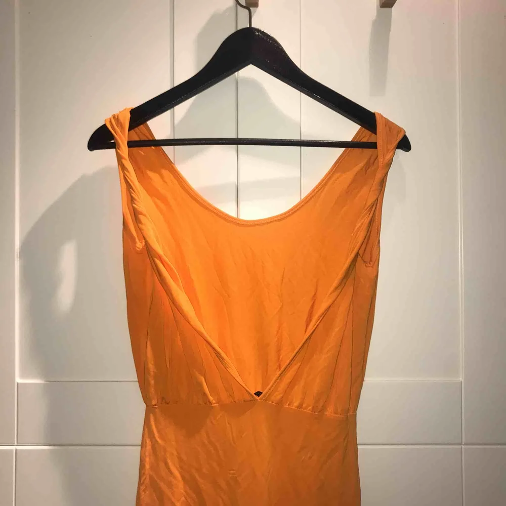 Orange klänning med ljus rygg från Estradeur i stl. XS, köpt från Nelly.com, använd 1ggr! . Klänningar.