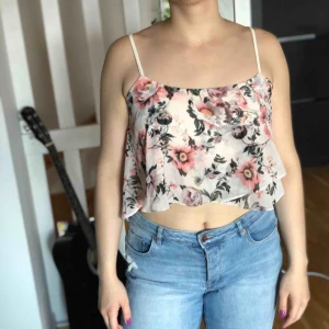  - Otroligt fint crop top från Bershka.  Använt bara en gång.  Du kan hämta den från Södertälje annars jag kan posta ut.(Du står du självklart för frakten) Kolla gärna mina andra annonser. :)