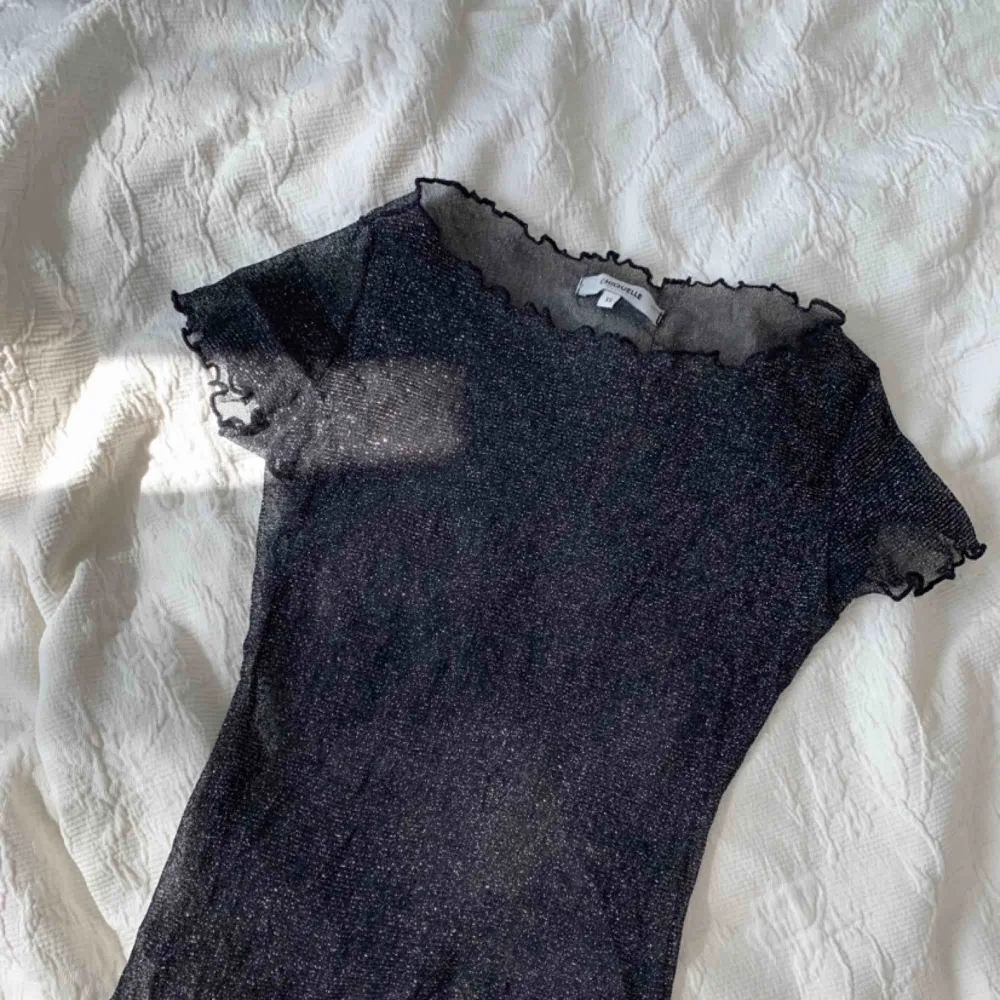 Säljer denna glitter mesh topp från chiquelle, endast använd 2ggr. -nypris 249kr, mitt pris 130kr -strl XS-s. Toppar.