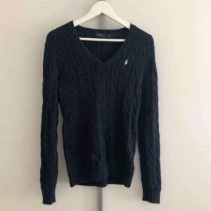  - Mörkblå kabelstickad Ralph Lauren tröja. Använd men fortfarande fin.