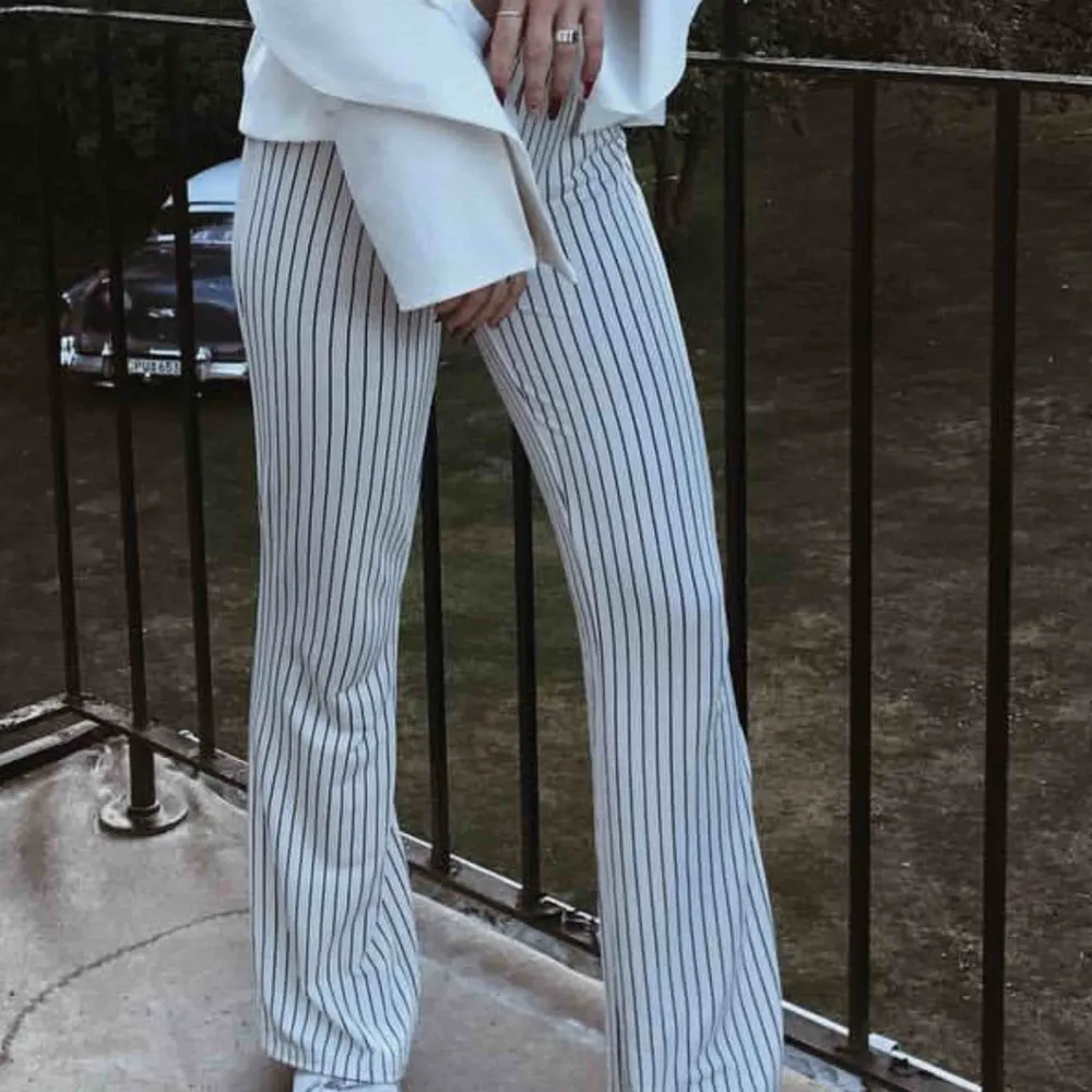 Vita randiga byxor från Gina tricot. Nästan helt oanvända pga inte min stil. Köpare står för frakt. Jeans & Byxor.