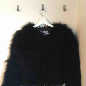  - Pälsjacka från Dennis Maglic! Köpt för 1499kr. Säljer pga ej min stil längre Köpare står för frakt