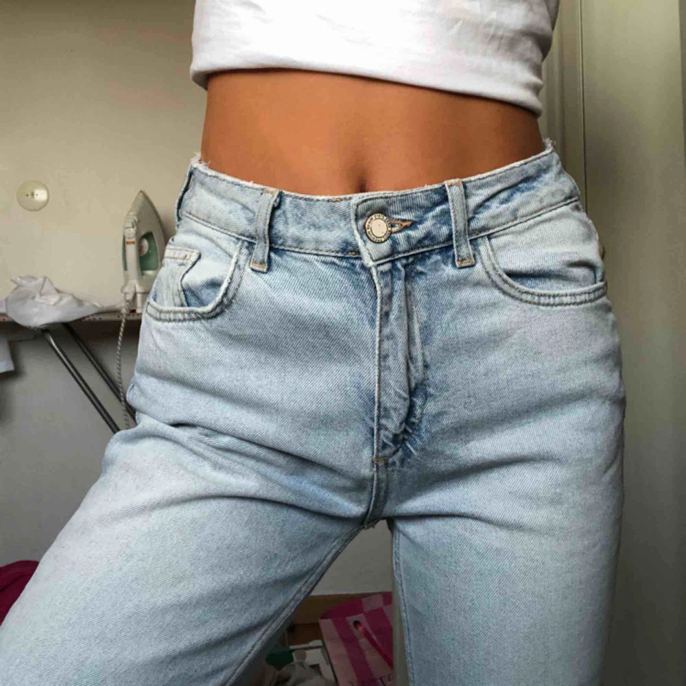 Skitsnygga utsvängda jeans från zara!! . Jeans & Byxor.