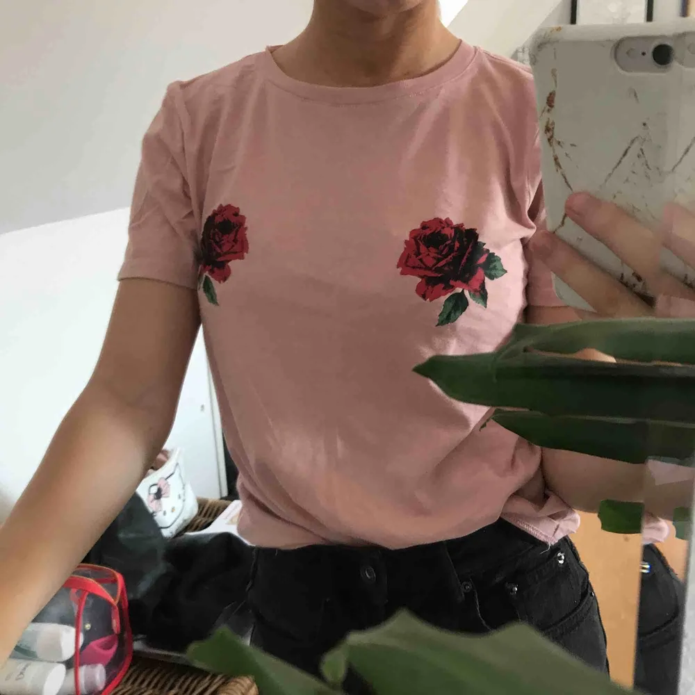 Rosa T-shirt från BikBok med rosor på. Använd max tre gånger.. T-shirts.