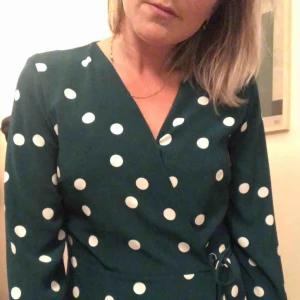  - Grön omlott-klänning 