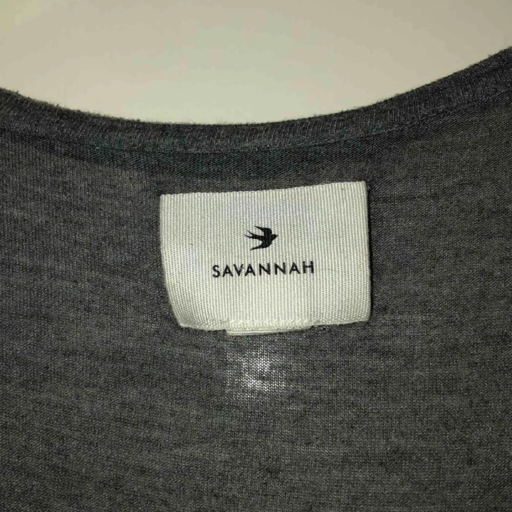 ”Sliten” T-shirt från Savannah, används inte och har storlek S/M. T-shirts.