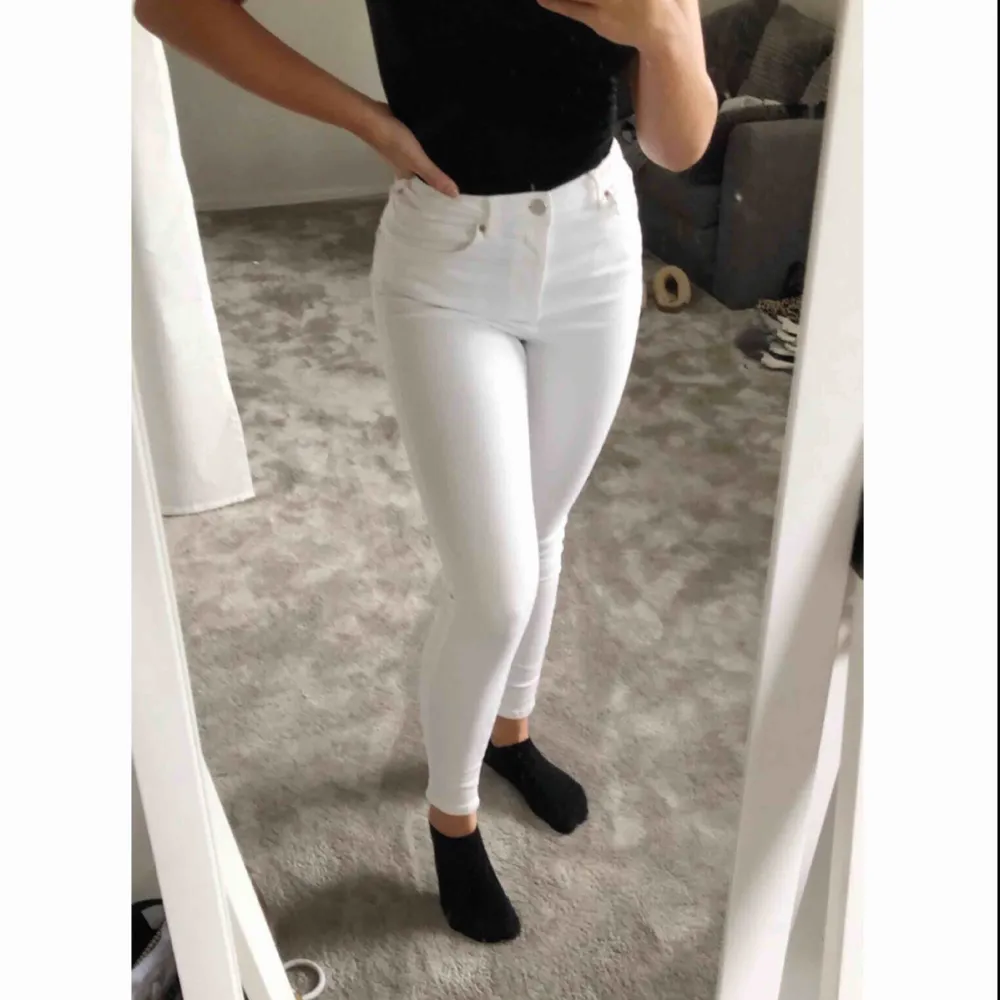 Supersköna & fina jeans ifrån Gina. Aldrig använda. Dom är väldigt stretchiga & sköna. Själv kan ja ha både 36/38 & är 165 lång💞. Jeans & Byxor.