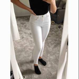 Supersköna & fina jeans ifrån Gina. Aldrig använda. Dom är väldigt stretchiga & sköna. Själv kan ja ha både 36/38 & är 165 lång💞