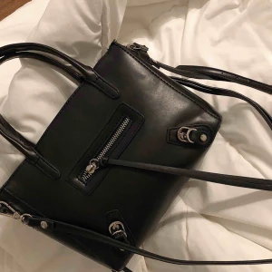  - Jättesnygg väska från Nelly, väldigt rymlig. Endast använd ett fåtal gånger. Möts upp i Göteborg eller så står köparen för frakt (54 kr).