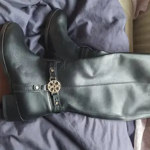 Tory Burch höga kängor/boots. Helt oanvända och fina. Kostade över 5000 som nya. 