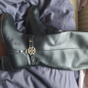  - Tory Burch höga kängor/boots. Helt oanvända och fina. Kostade över 5000 som nya. 
