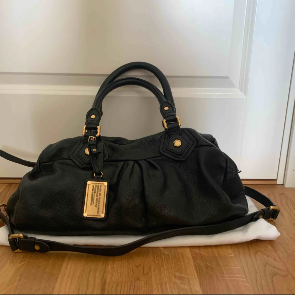 Marc Jacobs väska i använt med fint skick Modellen heter Classic Q groove och är i den stora modellen. Pris: 2000 kr + ev frakt. Laukut & Käsilaukut.